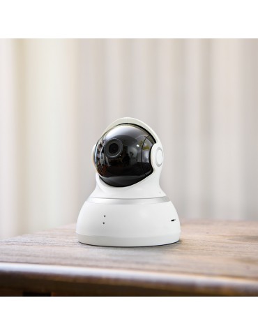 [H20] YI Domo Cámara Vigilancia Blanco 1080p Interno Cámara IP, sobre mesa de madera