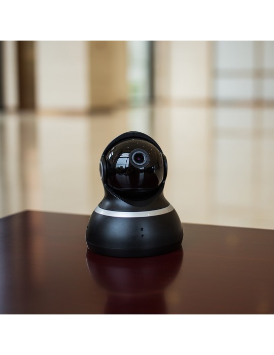 [H20] YI Cámara de vigilancia 1080p Cámara IP negro, encima de mesa de madera.