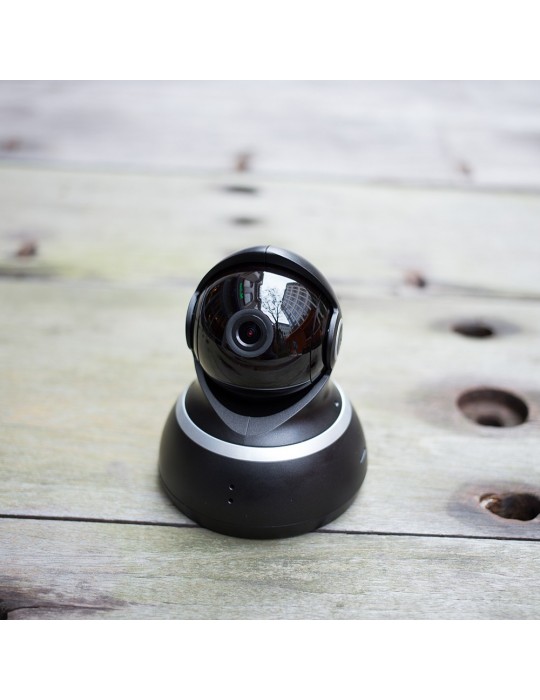 [H20] YI Cámara de vigilancia 1080p Cámara IP negro, encima de mesa de madera, vista superior.