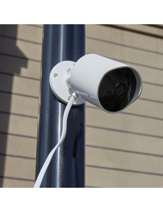 [H30] YI Cámara de Seguridad Exterior Inteligente 1080P colocada sobre un poste de día