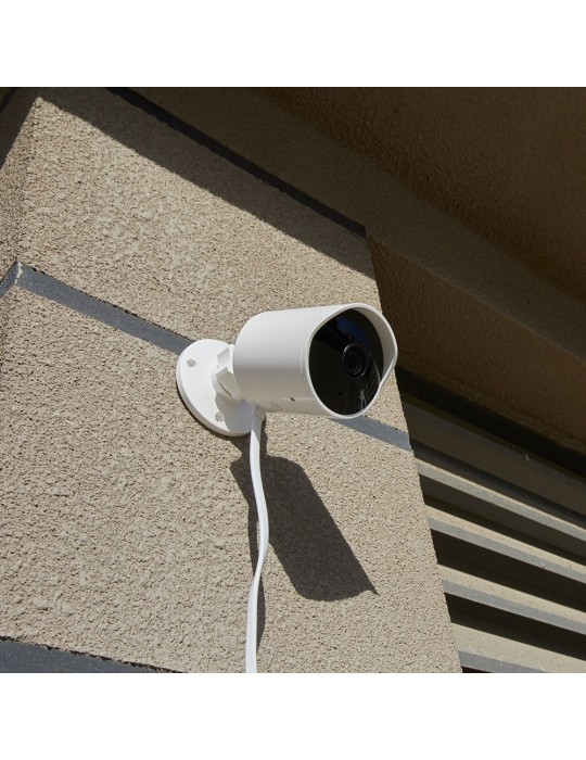 [H30] YI Cámara de Seguridad Exterior Inteligente 1080P colocada sobre la pared en la calle