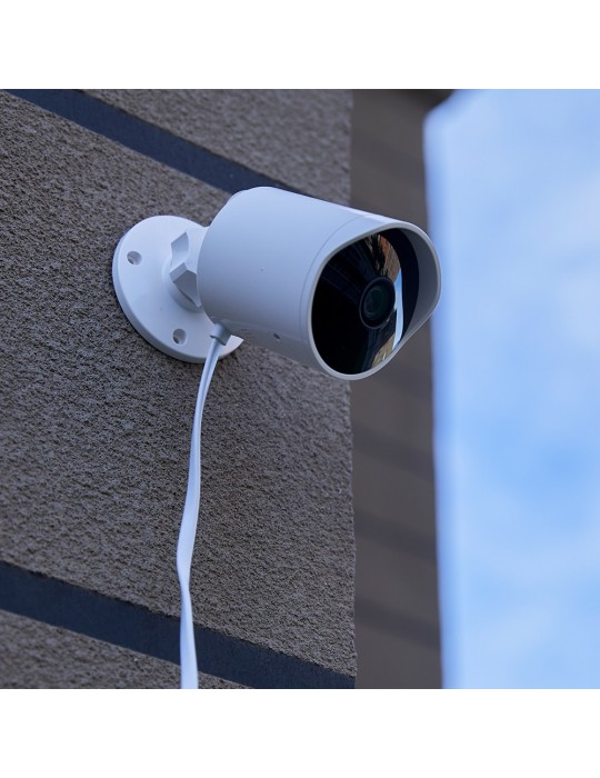 [H30] YI Cámara de Seguridad Exterior Inteligente 1080P, colocada en la pared anocheciendo